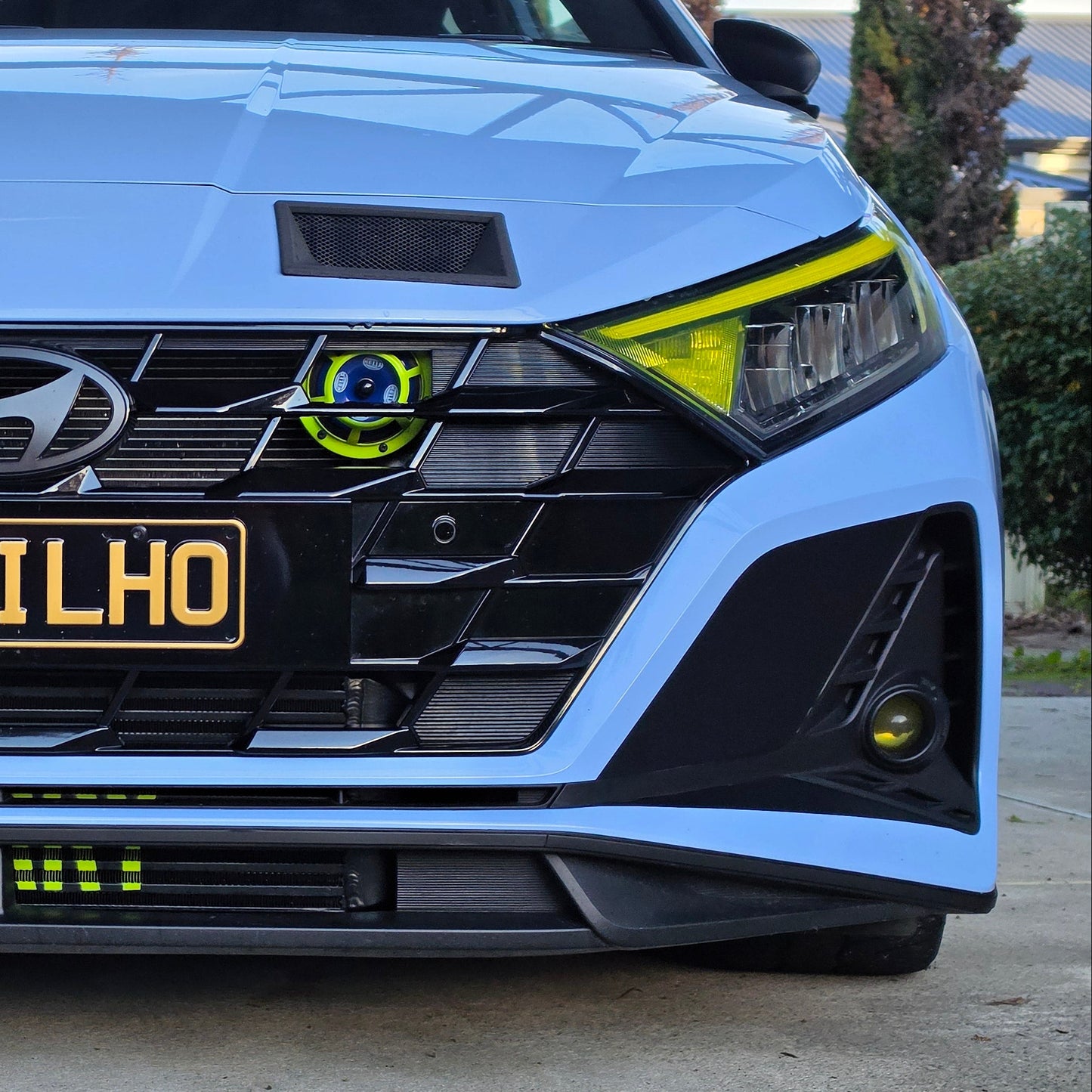 Side view of i20N fog light surround blacked out in matte 3M vinyl