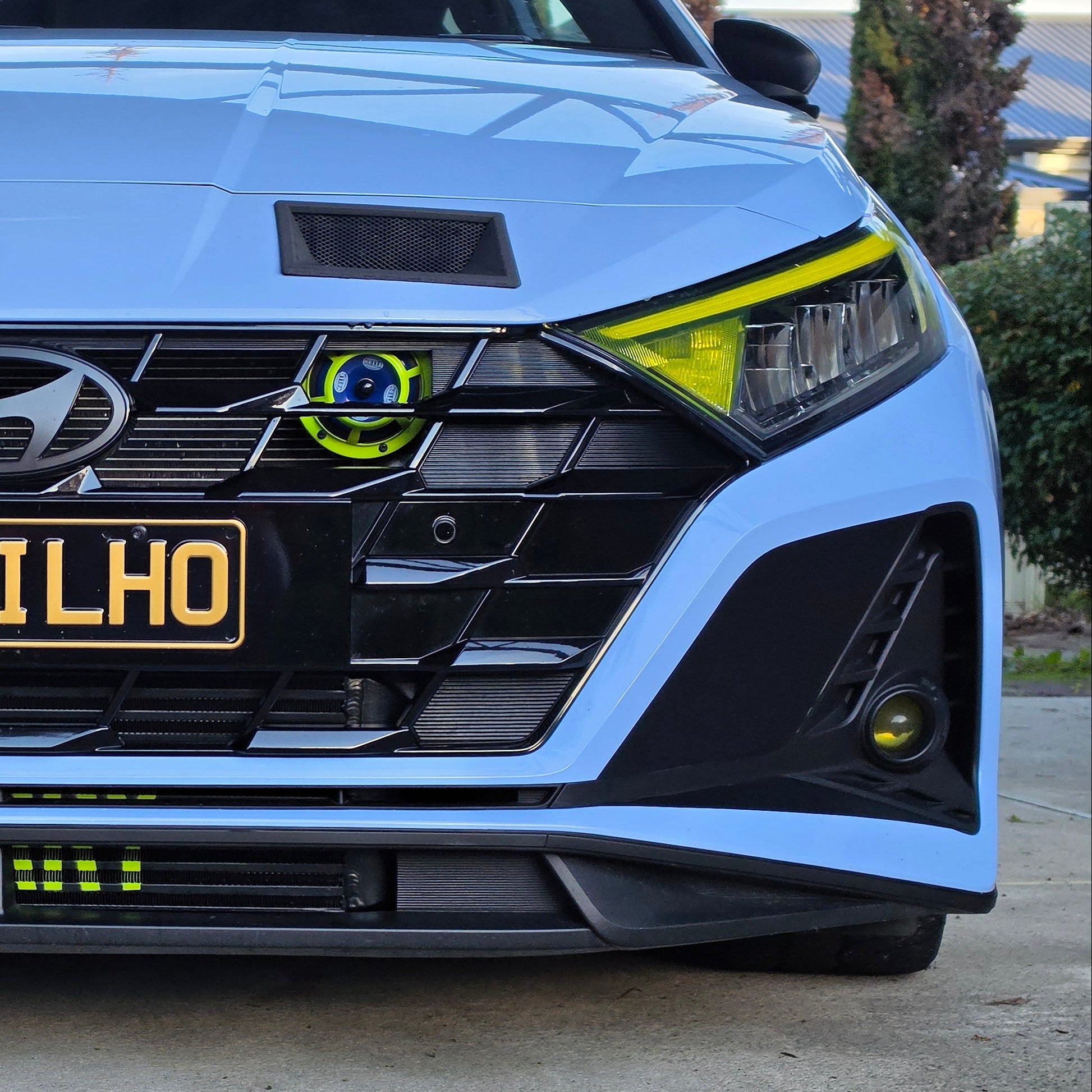 Side view of i20N fog light surround blacked out in matte 3M vinyl